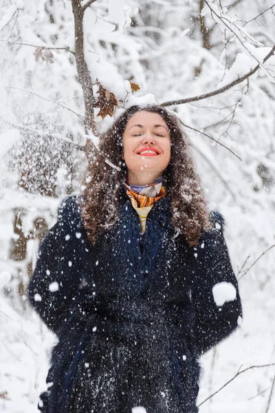 Winter frost. Beautiful woman in a fur coat — Stock Photo, Image