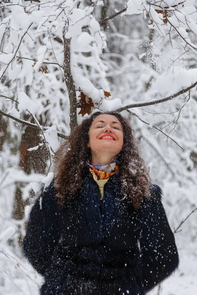 Winter frost. Beautiful woman in a fur coat — Stock Photo, Image