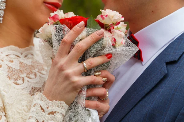 Bruiloft. Het meisje in een witte jurk en een kerel in een pak. — Stockfoto