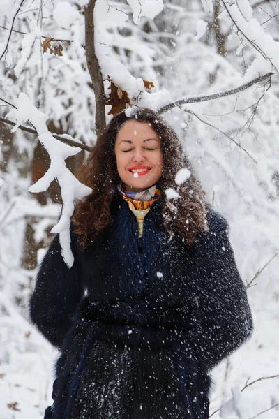 Winter frost. Beautiful woman in a fur coat — Stock Photo, Image