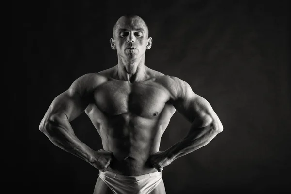 Beau bodybuilder sur fond noir — Photo