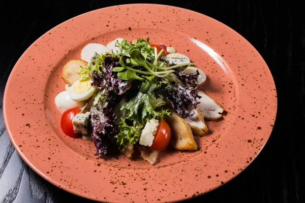 접시 위에 놓인 시저 샐러드. — 스톡 사진