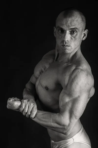 Schöner Bodybuilder auf schwarzem Hintergrund — Stockfoto