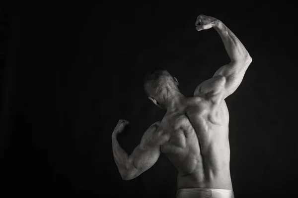 Schöner Bodybuilder auf schwarzem Hintergrund — Stockfoto