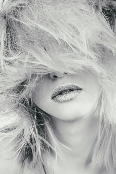 Skönhet modebilder. Känslomässiga blond — Stockfoto
