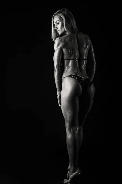 黒の背景にプロのフィットネス選手 — ストック写真