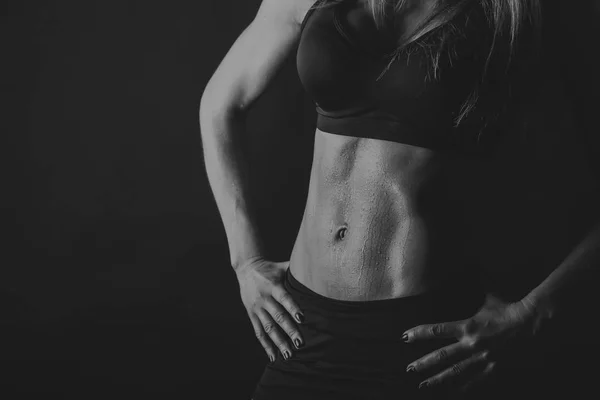 Aptitud femenina sobre fondo negro — Foto de Stock