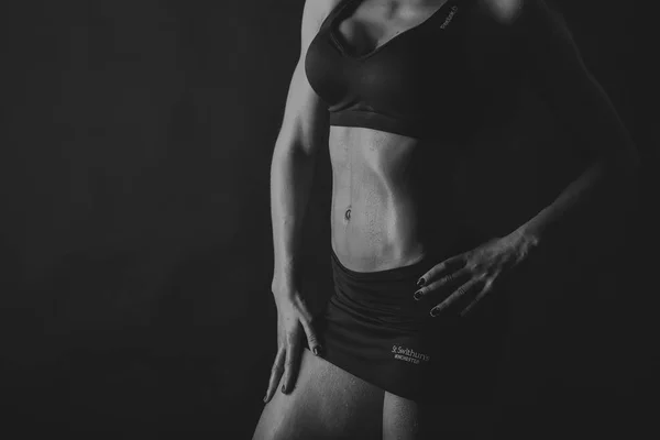 Fitness femminile su sfondo nero — Foto Stock