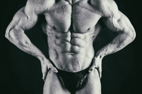 Corpo maschile muscolare. Risultato allenamenti bodybuilding — Foto Stock