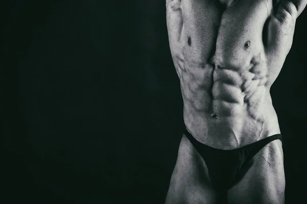 Muskulös manliga kroppen. Resultatet bodybuilding träning — Stockfoto