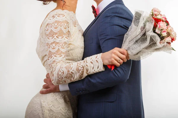 Casamento. A menina em um vestido branco e um cara em um terno — Fotografia de Stock