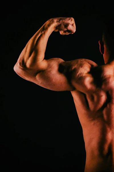 Vackra bodybuilder på svart bakgrund — Stockfoto