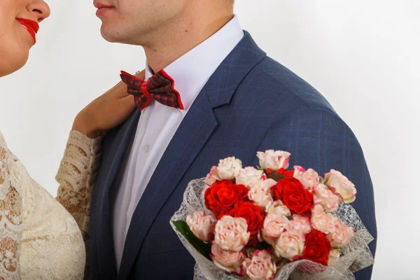 Свадьба. Девушка в белом платье и парень в костюме — стоковое фото