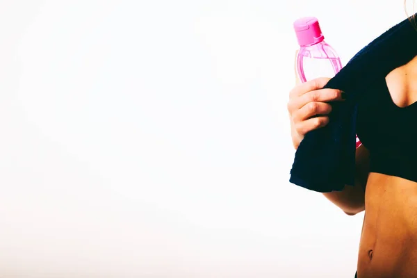 Vrouwelijke fitness op een zwarte achtergrond — Stockfoto