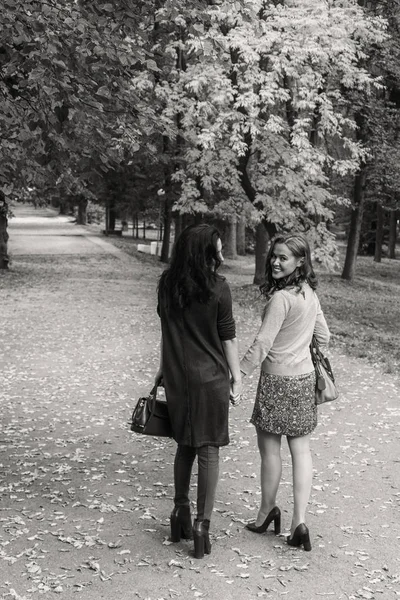 Promenade copines dans le parc d'automne — Photo