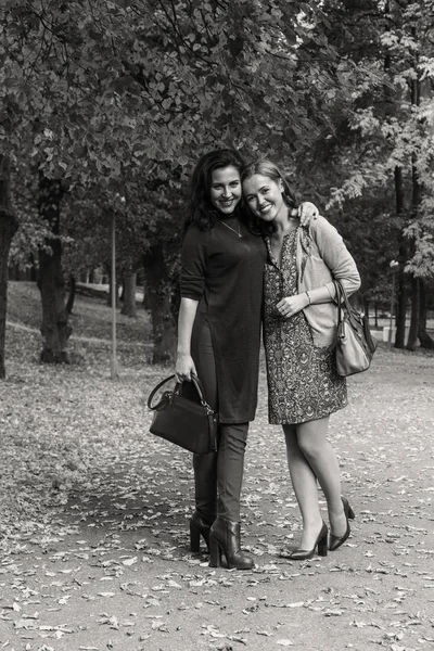 Wandeling vriendinnen in herfst park — Stockfoto
