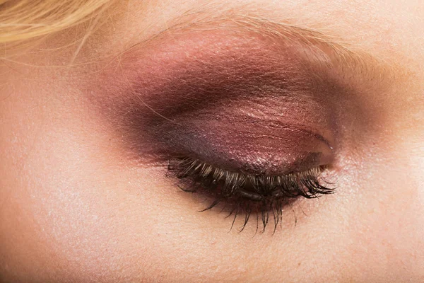 Hermoso ojo femenino primer plano, maquillaje — Foto de Stock