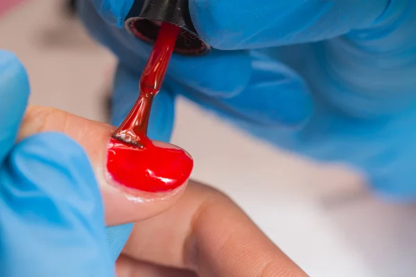 Manicure close-up. Rode nagel — Stockfoto