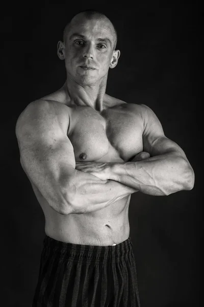 En utbildad man. Bodybuilding — Stockfoto