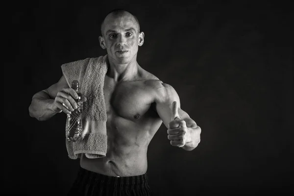 Ein ausgebildeter Mann. Bodybuilding — Stockfoto