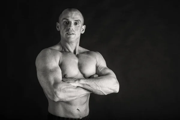 En utbildad man. Bodybuilding — Stockfoto