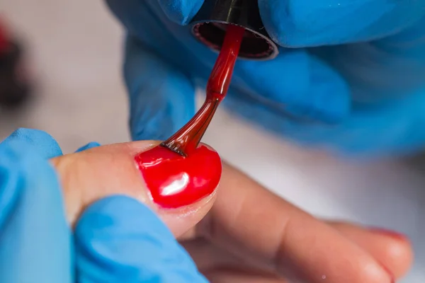 Manicure close-up. Rode nagel — Stockfoto