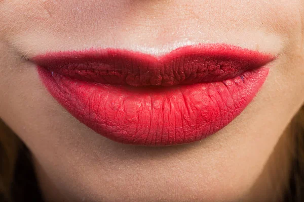 肉付きの良い赤い唇のクローズ アップ — ストック写真