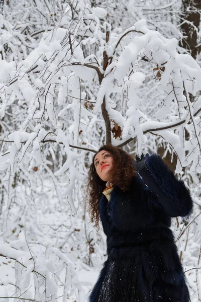 Retrato de uma menina bonita em um casaco de pele no inverno — Fotografia de Stock