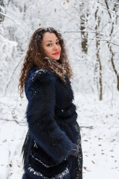 Retrato de uma menina bonita em um casaco de pele no inverno — Fotografia de Stock