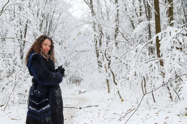 Retrato de uma menina bonita em um casaco de pele no inverno — Fotografia de Stock