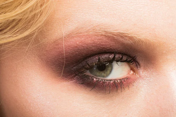 Hermoso ojo femenino primer plano, maquillaje —  Fotos de Stock