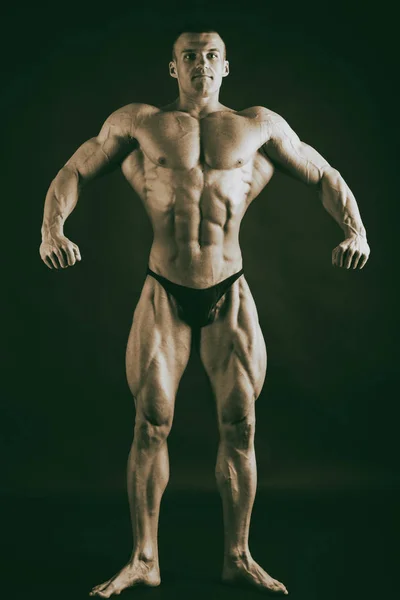 Vackra manliga kroppen. Begreppet bodybuilding — Stockfoto