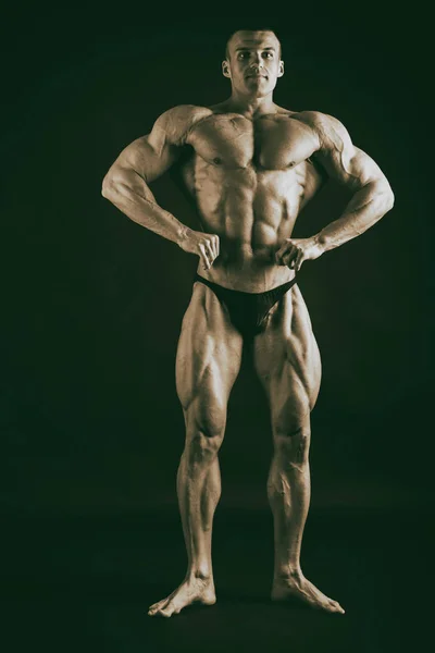 Vackra manliga kroppen. Begreppet bodybuilding — Stockfoto
