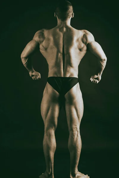 Güzel erkek vücut. Vücut geliştirme kavramı — Stok fotoğraf