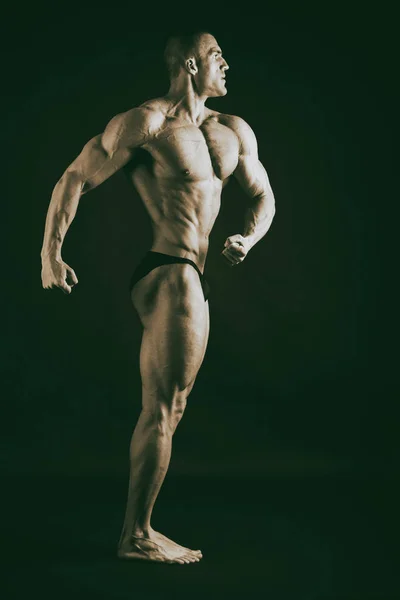 Schöner männlicher Körper. das Konzept des Bodybuilding — Stockfoto
