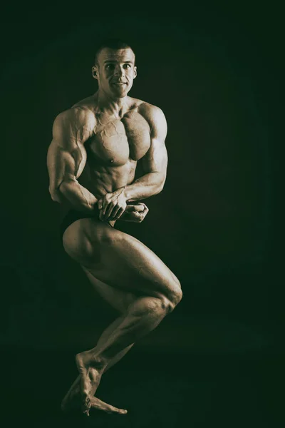 Beau corps masculin. Le concept de musculation — Photo