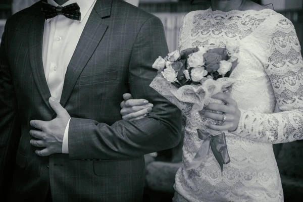 Hochzeit, Spaziergang, Bräutigam und Braut — Stockfoto