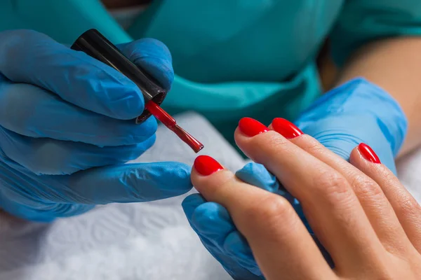 Primo piano della manicure. Unghie rosse — Foto Stock