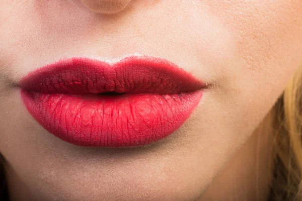 Labios rojos rellenos primer plano —  Fotos de Stock