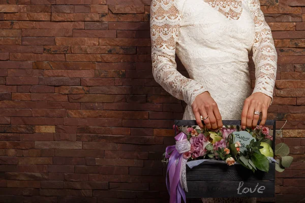 Sposa con bellissimi fiori — Foto Stock