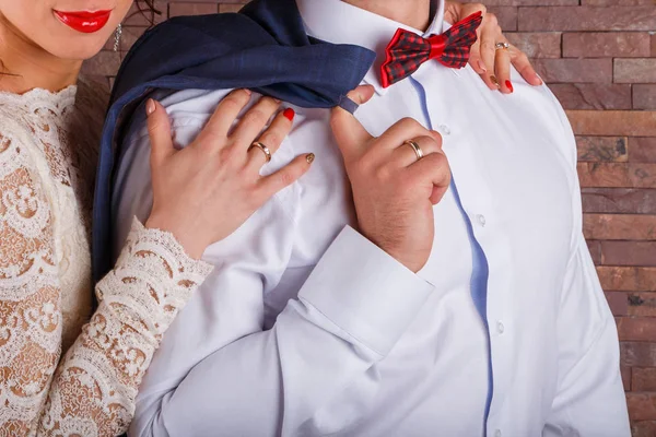 Mariage. La fille en robe blanche et un mec en costume — Photo