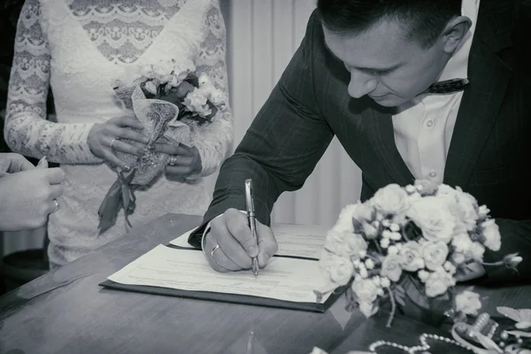 Hochzeit, Spaziergang, Bräutigam und Braut — Stockfoto