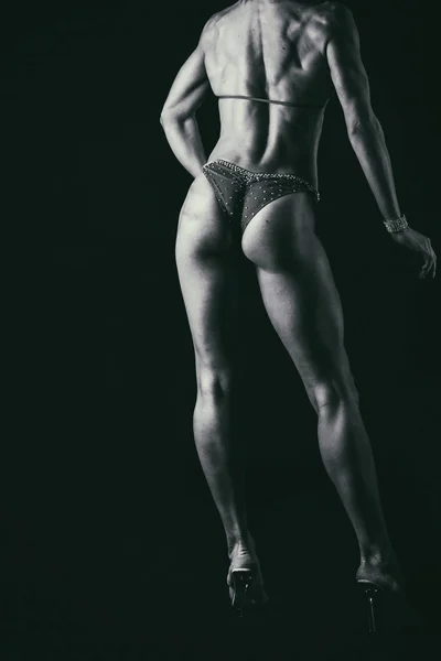 Cvičení krásný, svalnatý žena — Stock fotografie