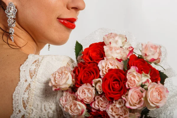 Mariée avec de belles fleurs — Photo