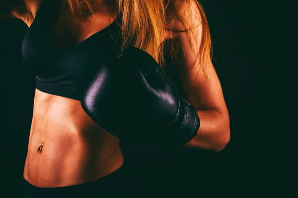 Сексуальная девушка в боксёрских перчатках — стоковое фото