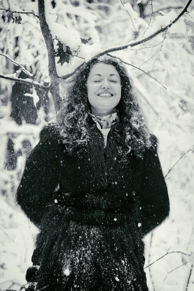 Зимний мороз. Красивая женщина в шубе — стоковое фото
