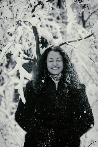 Winter frost. Beautiful woman in a fur coat — Stock Photo, Image