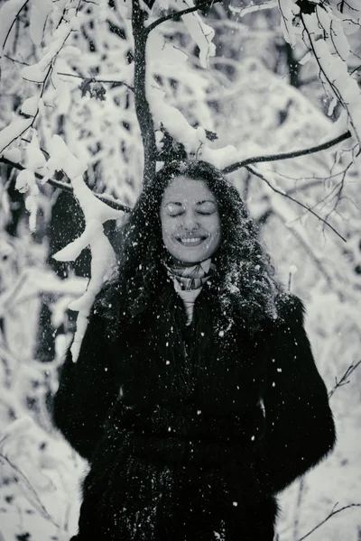 Winter frost. Beautiful woman in a fur coat — Stock Photo, Image