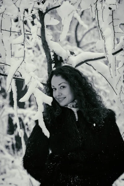 冬季霜。美丽的女人，一件裘皮大衣 — 图库照片