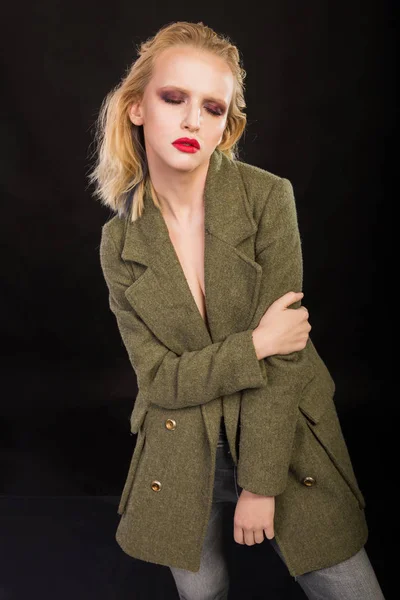 Стильна блондинка в пальто. модна фотографія — стокове фото